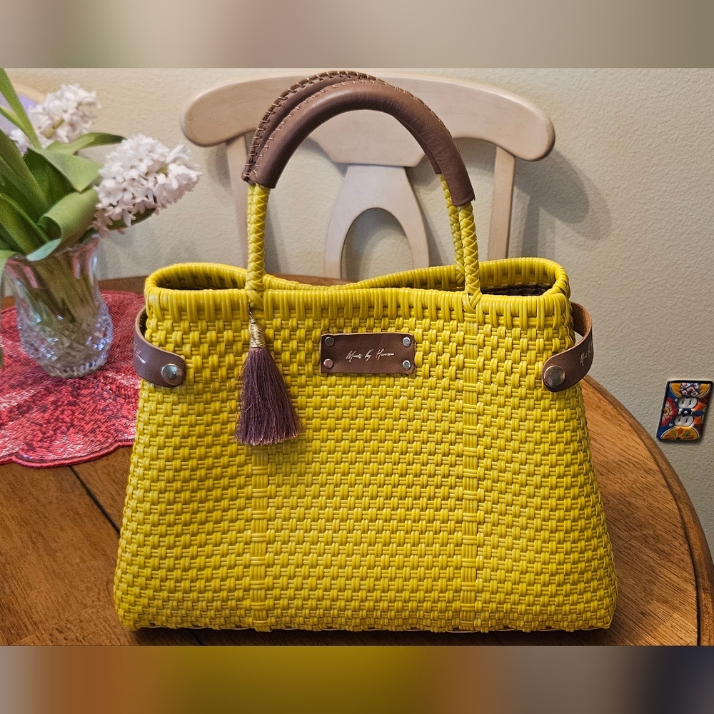 Mavis By Herrera Convertible Icon Handbag Perfect For Spring NWOT
